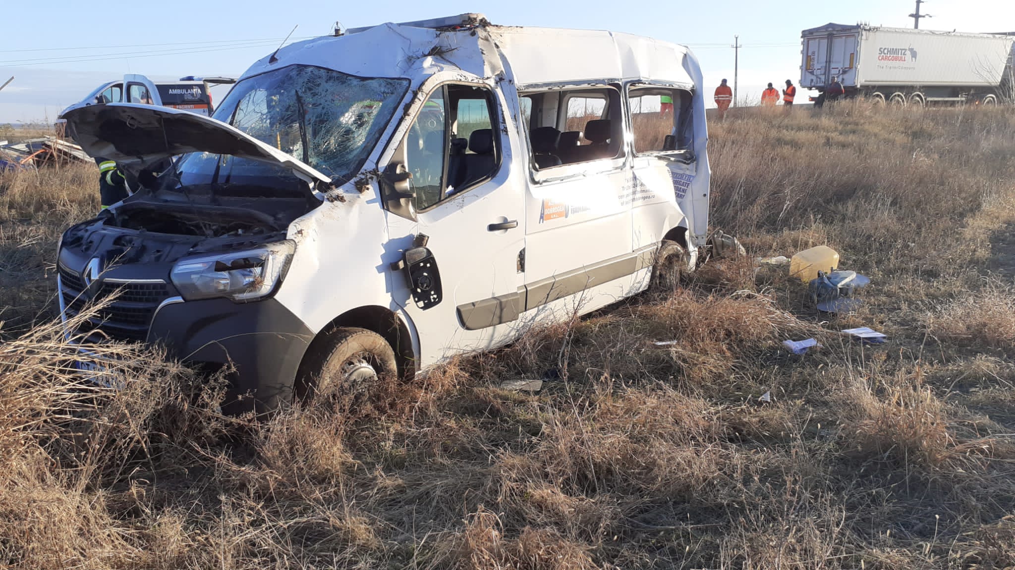 FOTO/Județul CONSTANȚA: Accident rutier grav – este implicat un TIR și un microbuz cu opt persoane