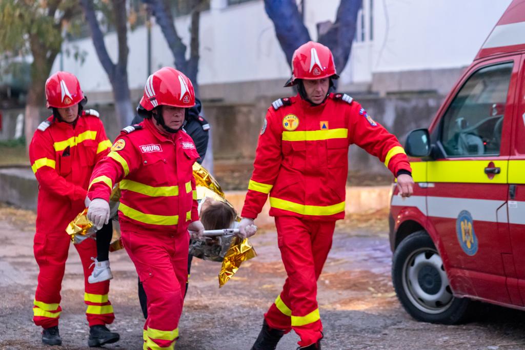 TULCEA: Plan roșu de intervenție în cazul unui incendiu major. 11 persoane evacuate dintr-un incendiu. Din fercicire, este un EXERCȚIU