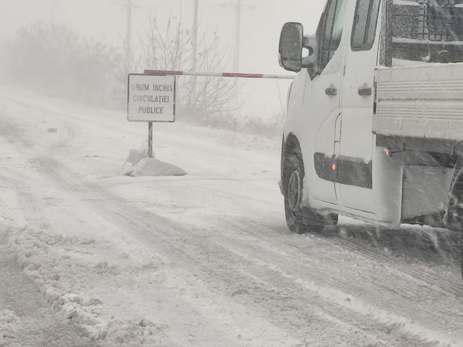 CONSTANȚA/TULCEA: Ora 14 – Situația actualizată a drumurilor închise din cauza viscolului