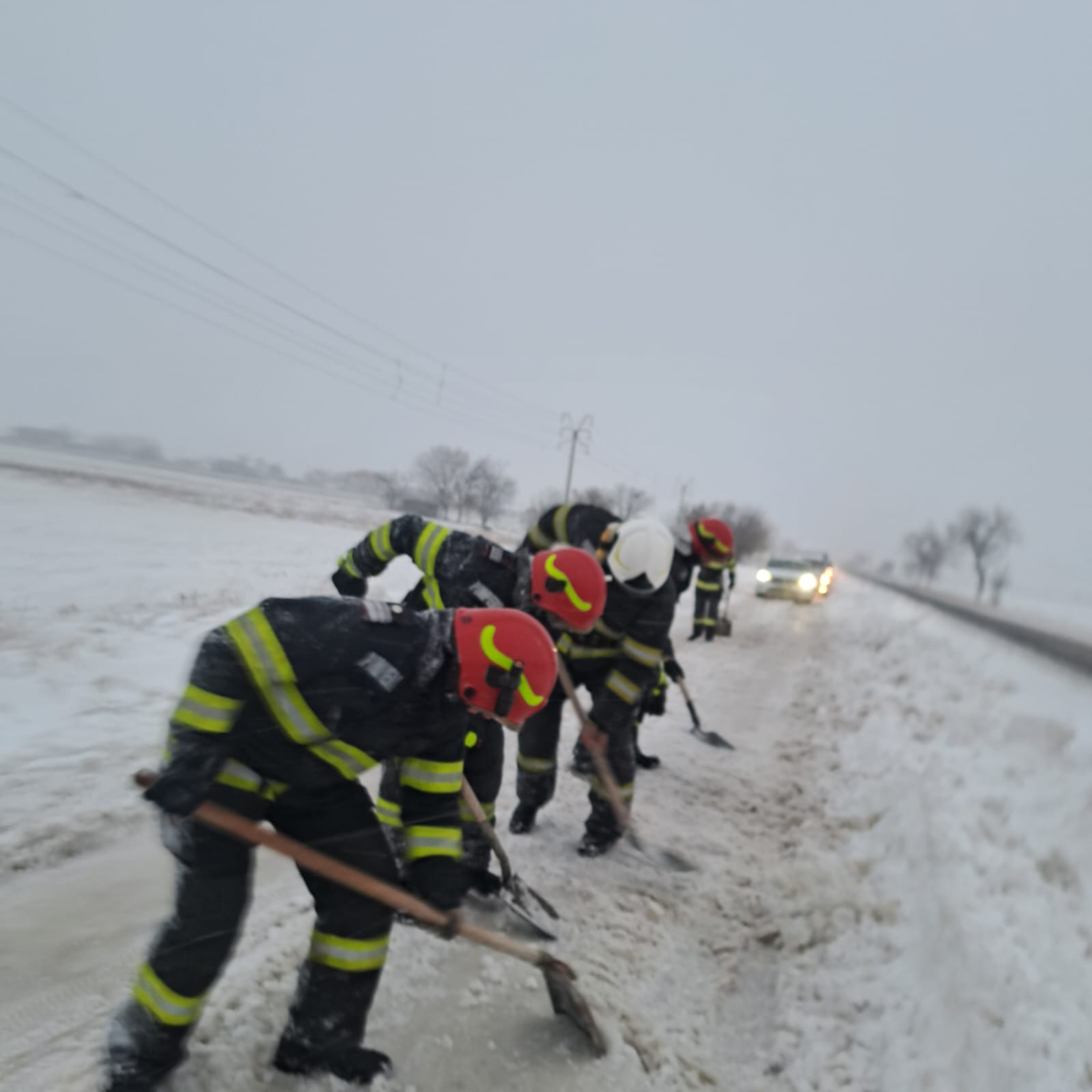 Județul CONSTANȚA: Ora 17.30 – se lucrează pentru deszăpezirea a 44 autoturisme, 2 microbuze, un autocar