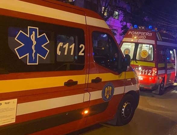 UPDATE / TECHIRGHIOL: Accident rutier între un microbuz și un autoturism. O persoană a rămas încarcerată