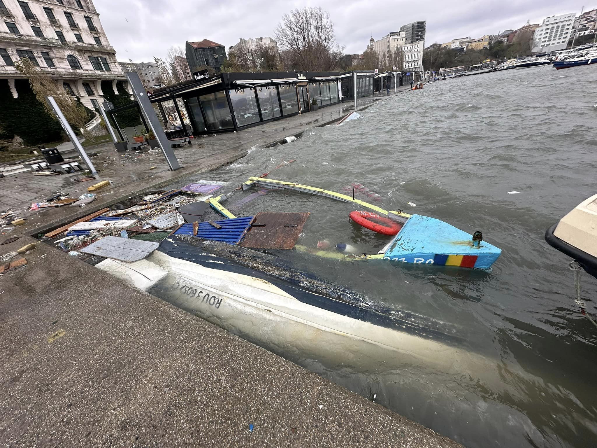 CONSTANȚA: Un velier şi mai multe bărci pescăreşti s-au scufundat în portul turistic Tomis