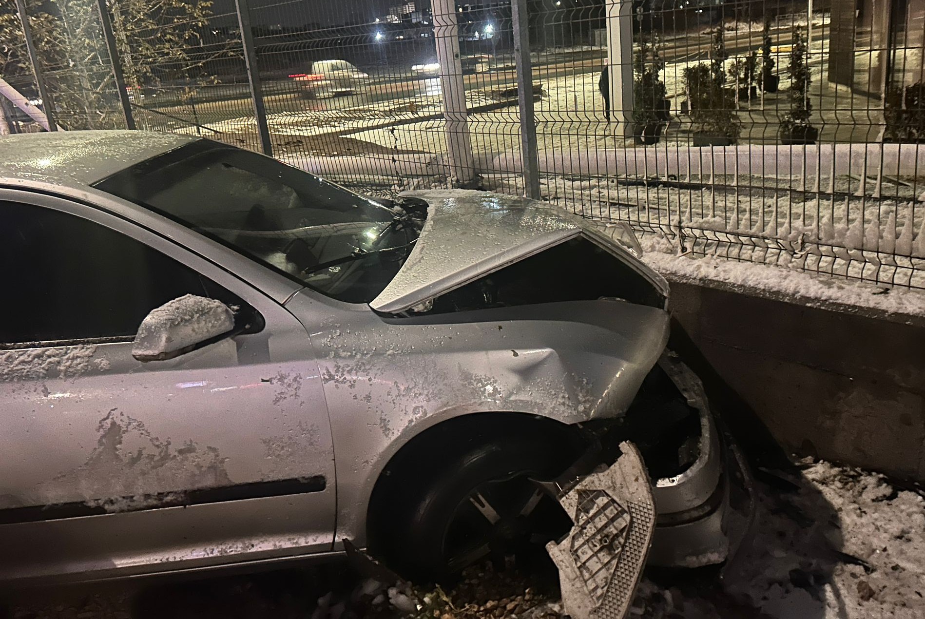 CONSTANȚA: Bărbat băut și drogat, depistat de jandami după ce a intrat într-un gard cu maşina