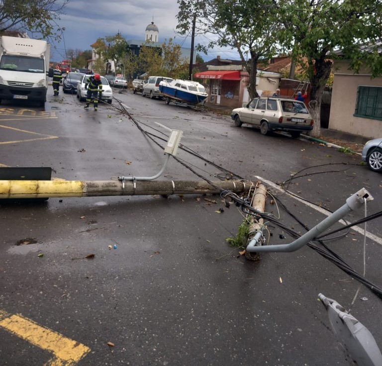 CONSTANȚA: Efectele codului portocaliu – străzi inundate, copaci rupți, căderi de tensiune la stațiile de pompare