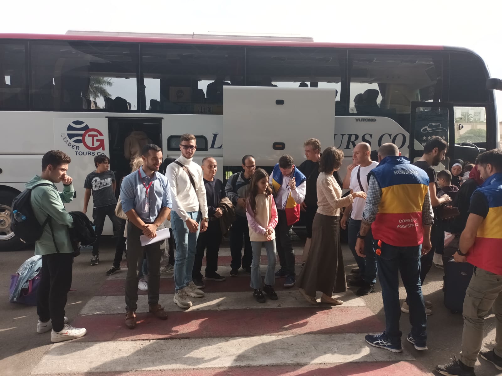 Cei 41 de români şi membri de familie evacuaţi recent din Fâşia Gaza vor porni spre România