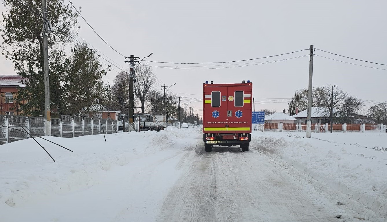 CONSTANȚA: Peste 480 de oameni și aproape 220 de autovehicule, inclusiv 7 ambulanțe, scoase din nameți de angajații de la Drumuri Județene