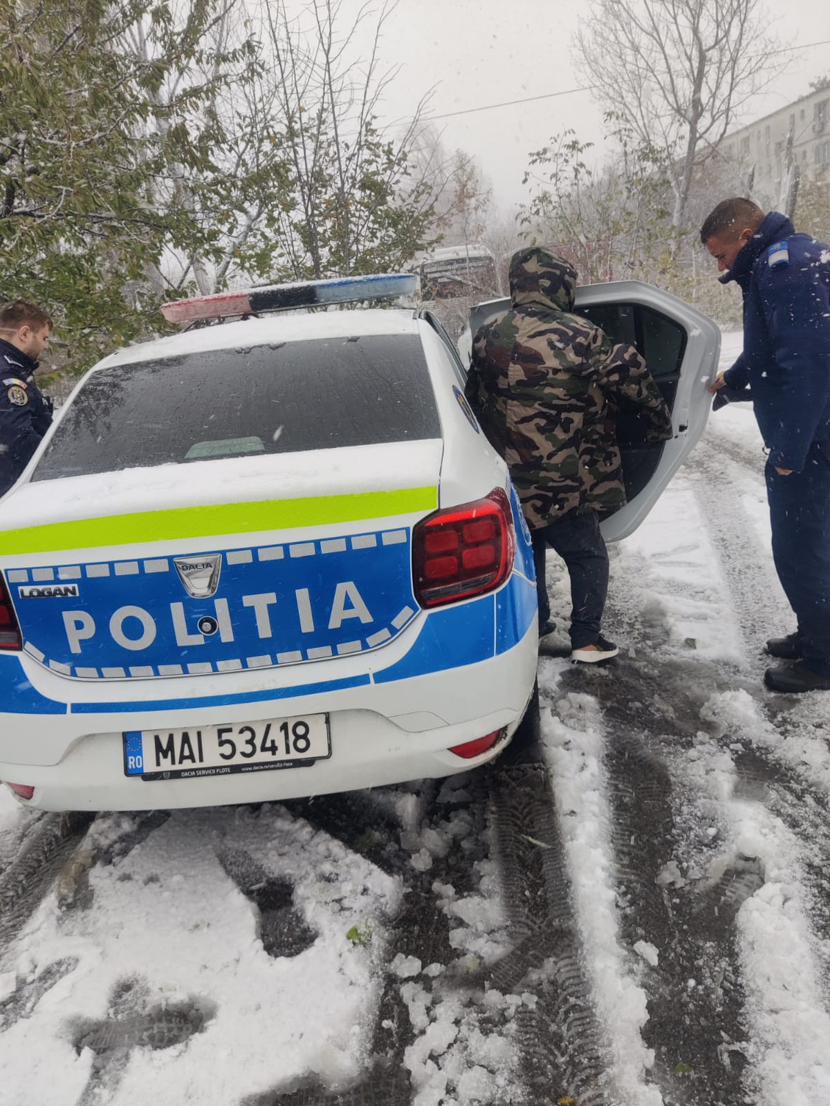 Un constănțean fără adăpost a cerut ajutor polițiștilor pentru el și câinele lui. O altă persoană, cu mașina blocată de viscol, salvată de polițiștii din Ovidiu