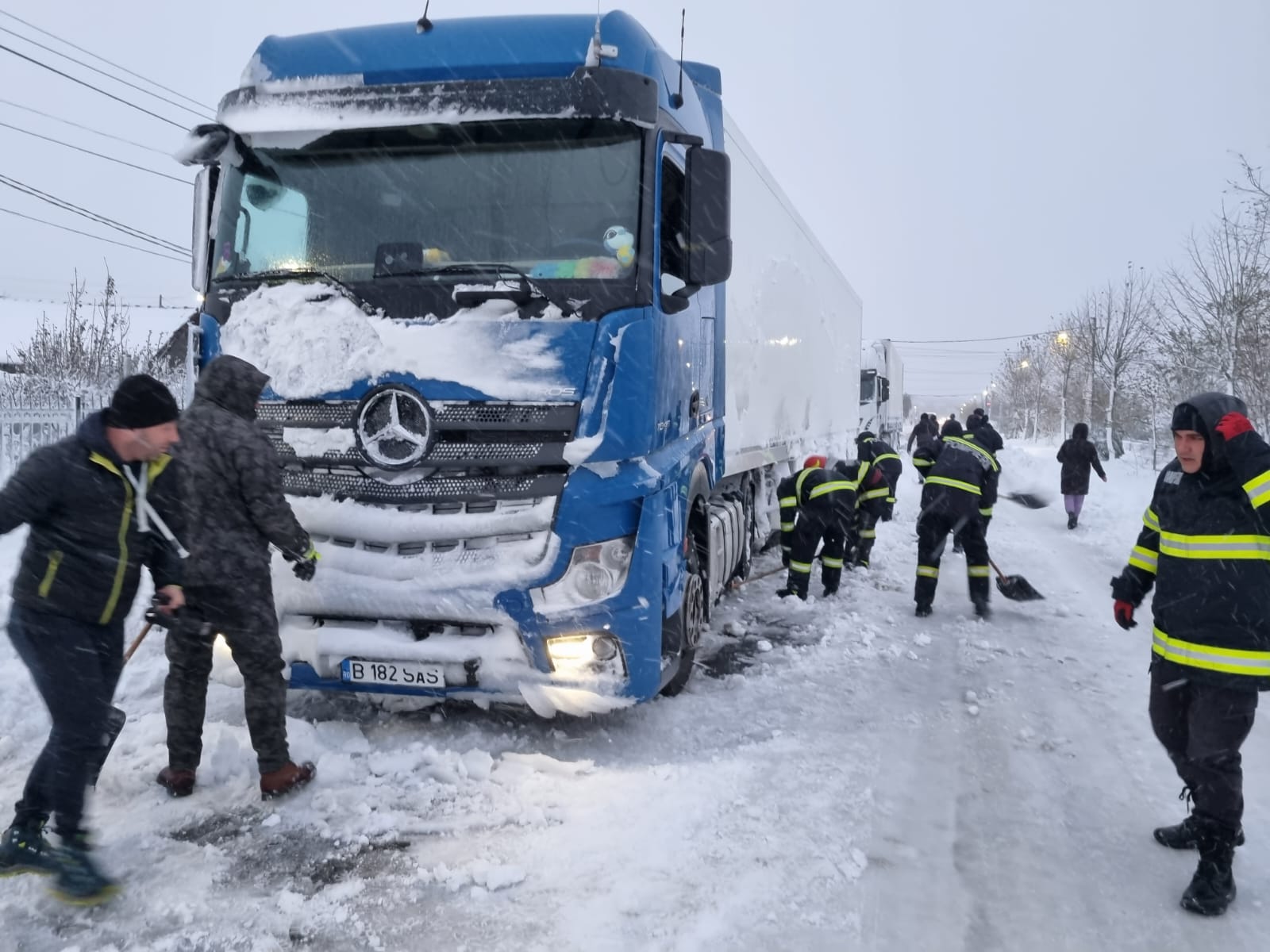 Județul CONSTANȚA: La ora 20.00 se lucrează pentru deszăpezirea a 79 de persoane, zeci de autoturisme, microbuze și camioane
