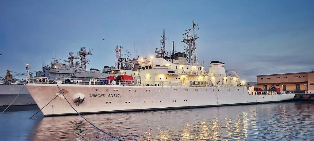 FOTO | Moment emoționant de Ziua Scafandrilor: la bordul Navei Maritime pentru Scafandri ”Grigore Antipa” s-au aflat astăzi 3 generații din familia comandantului Cristian Mitu