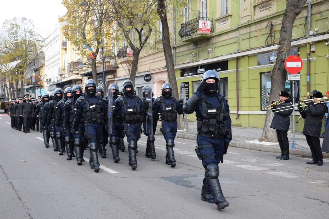 CONSTANȚA, TULCEA: Deschiderea Târgurilor de Crăciun, spectacole și parade militare, în minivacanță