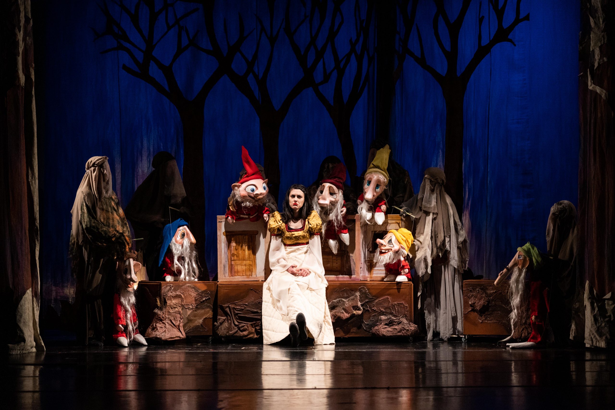 Piesa „Albă-ca-Zăpada”, pe scena Teatrului pentru Copii şi Tineret „Căluţul de Mare” din Constanţa