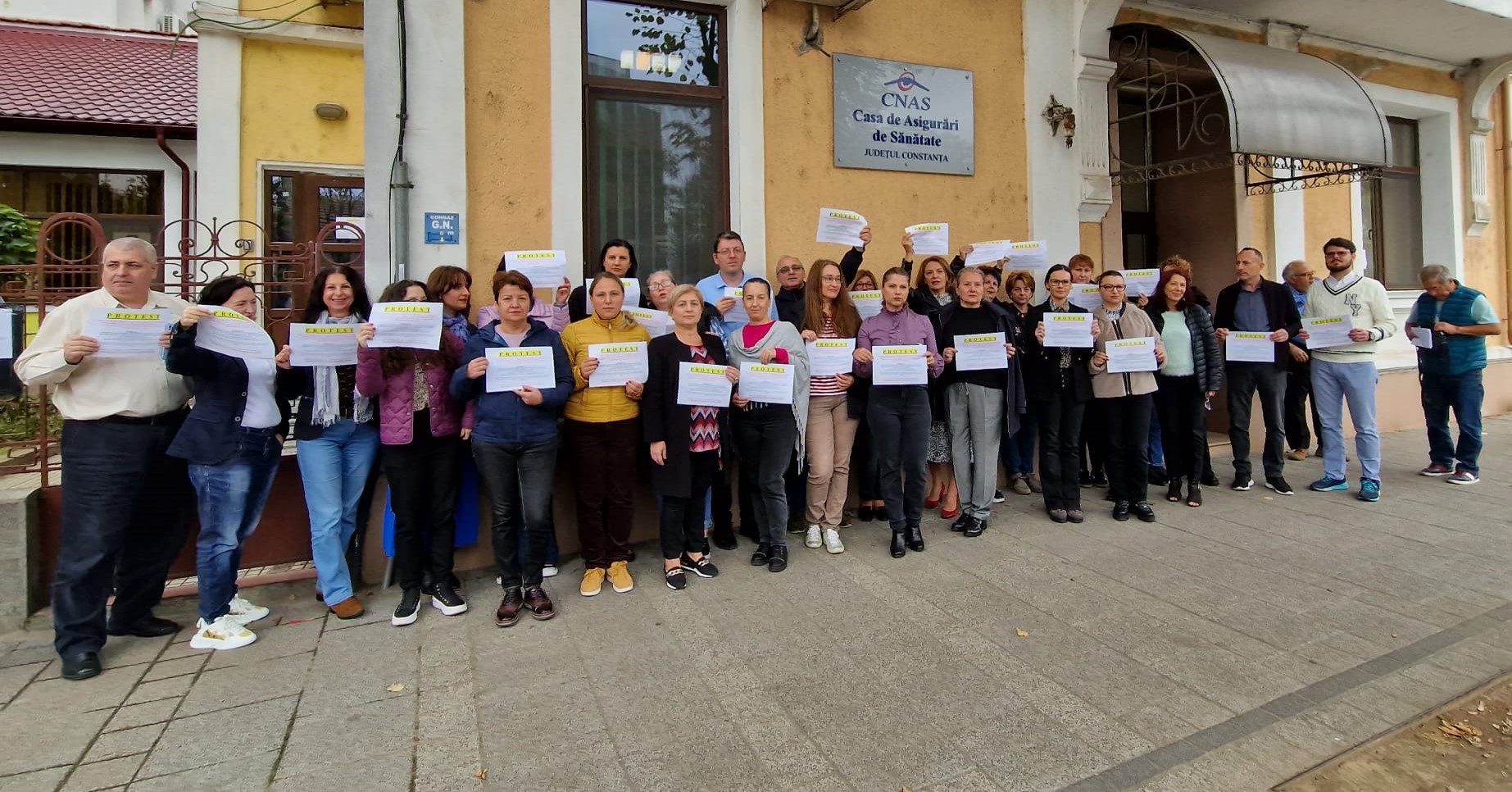 CONSTANȚA: Protest și astăzi la Casa de Asigurări de Sănătate. Oamenii așteaptă în fața instituției, însă activitatea cu publicul este complet oprită