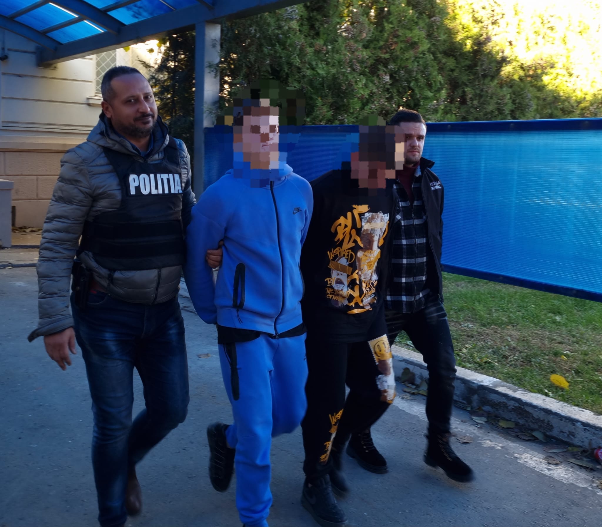 CONSTANȚA: Tineri arestați preventiv, după ce au tâlhărit o persoană într-un bloc de pe bulevardul Tomis