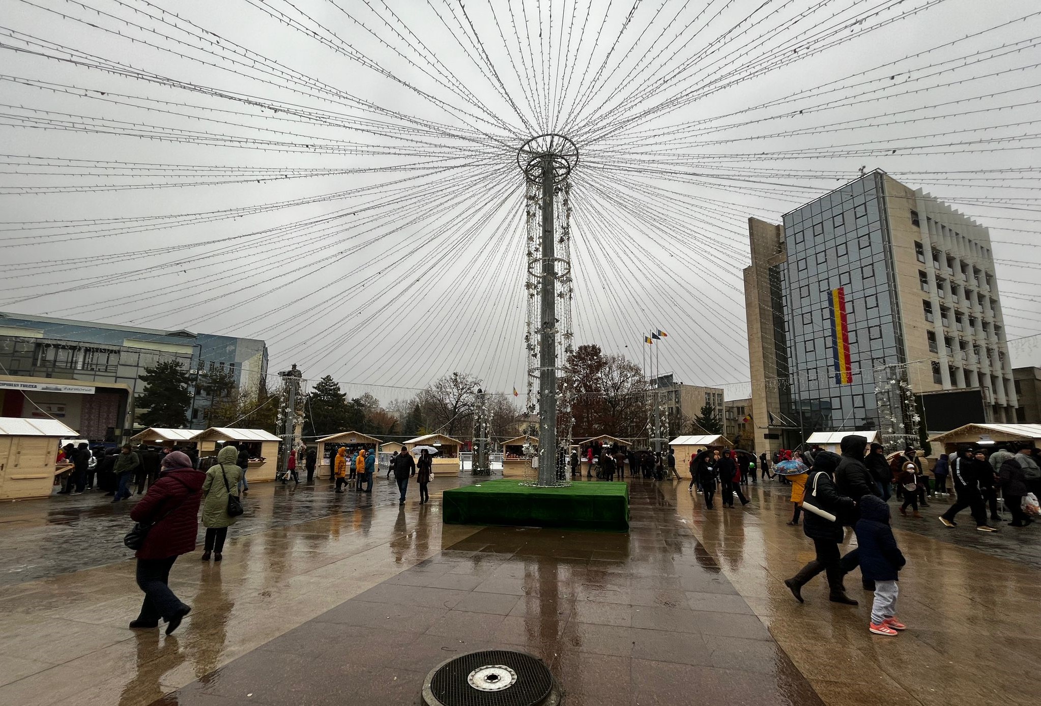 TULCEA: Mâine se deschide ”Târgul de Crăciun”, dar iluminatul festiv de sărbători va fi inaugurat de Sfântul Nicolae