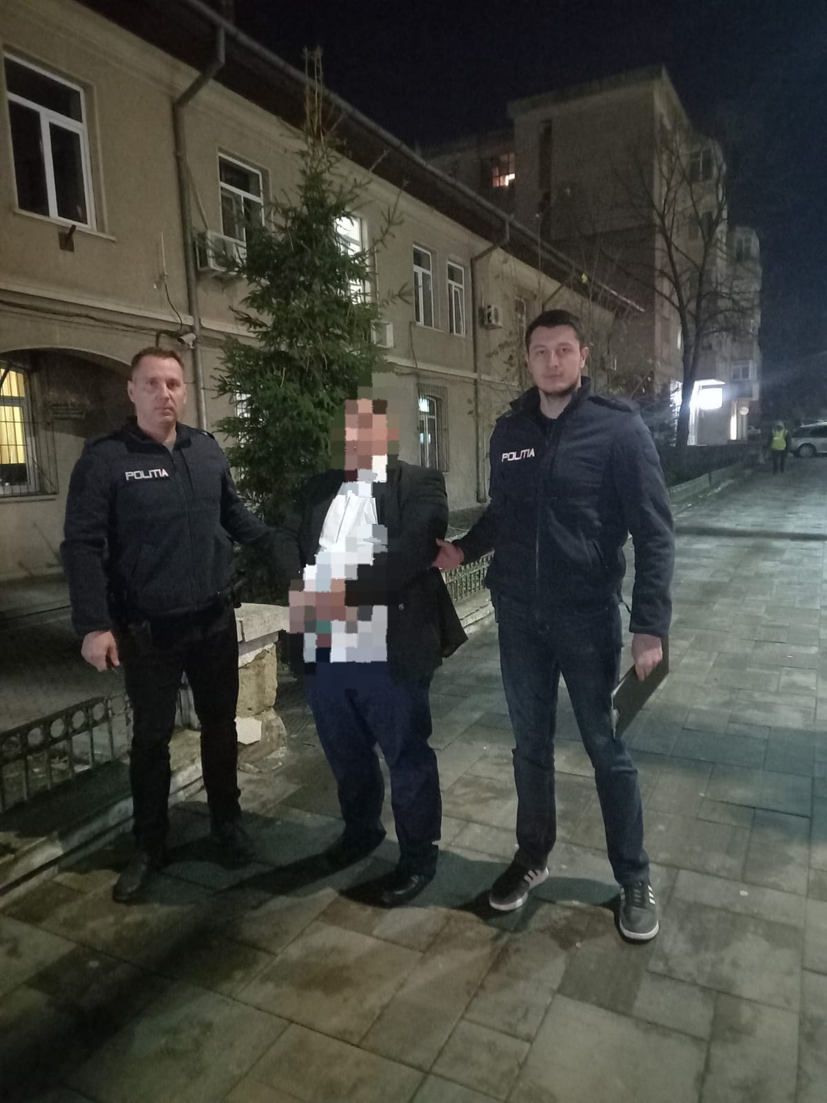 MEDGIDIA: Un bărbat a fost reţinut de poliţişti, fiind acuzat de mai multe infracţiuni, printre care amenințare şi tulburarea ordinii și liniștii publice