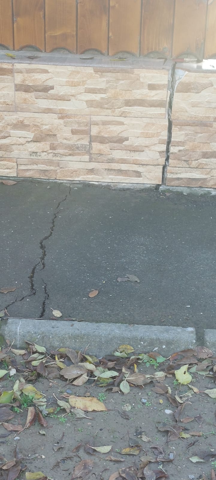 Judeţul TULCEA: Cinci gospodării şi o porțiune din DJ 222, în pericol din cauza fisurilor. Carosabilul se poate prăbuşi