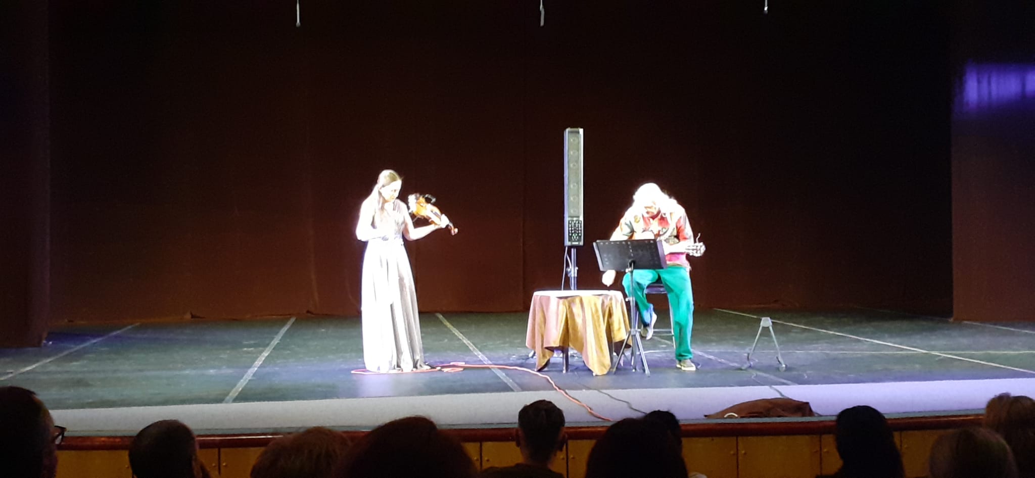 Violonista Natalia Pancec și chitaristul Emilian Florentin Gheorghe au adus un nou concept la Constanţa