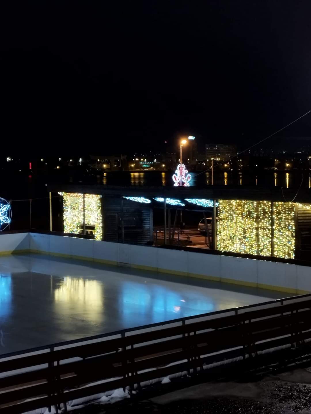 TULCEA: Patinoarul din parcul Ciuperca se deschide mâine