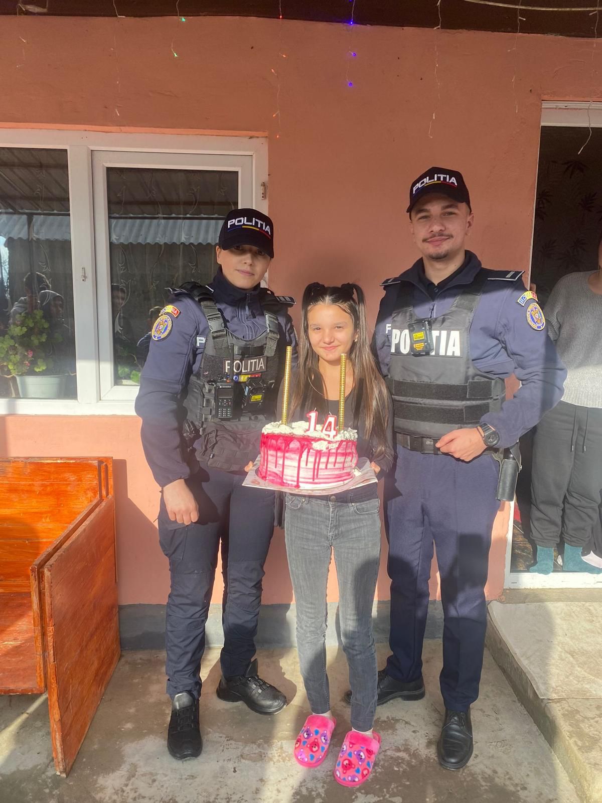 Polițiștii Secției 5 Poliție Rurală Cogealac i-au făcut o surpriză unei fete de 14 ani