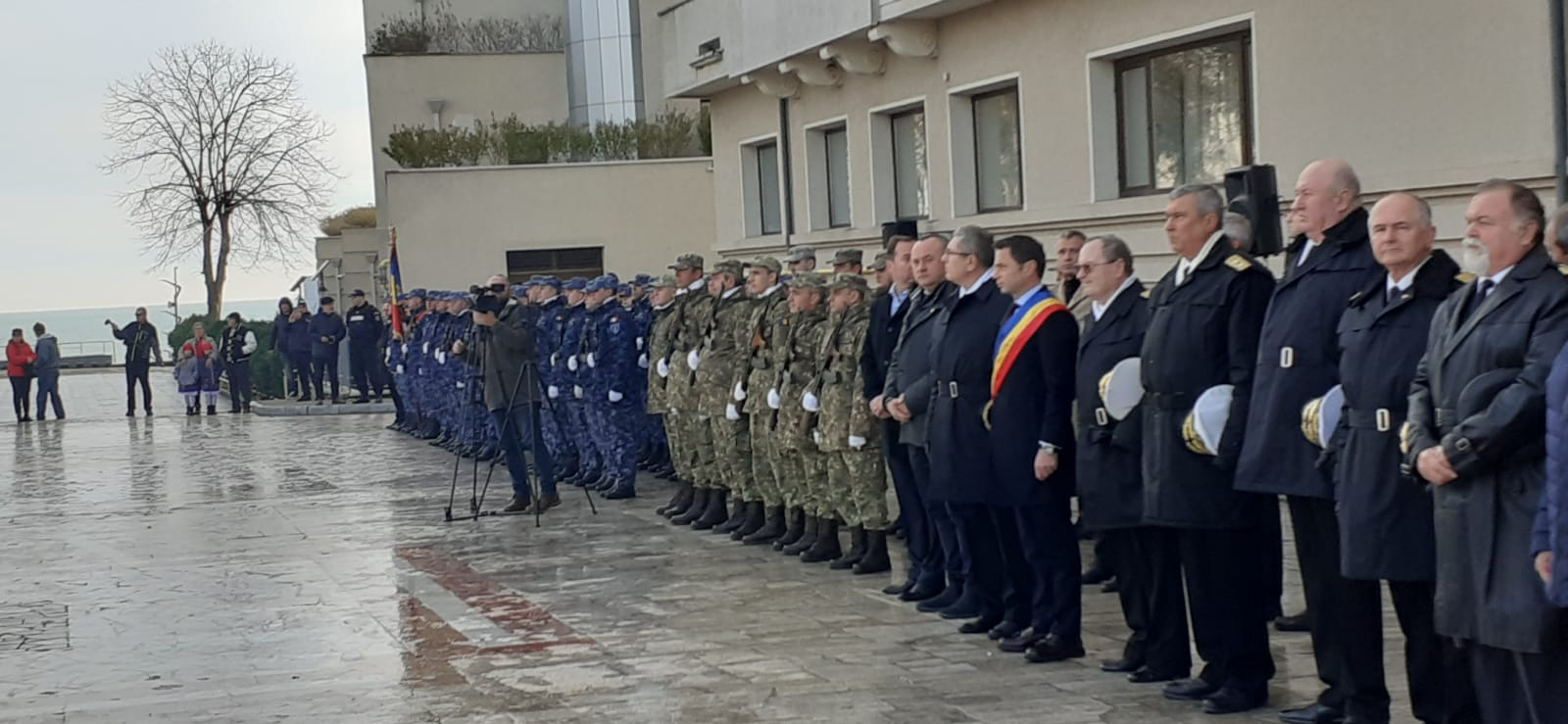 FOTO: Ziua Națională, sărbătorită cu onoruri militare, în Piața Republicii din Mangalia