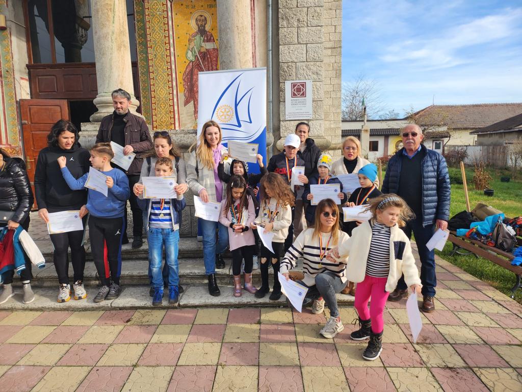 Mai mulți elevi coordonați de Rotary Constanța Yachting au participat la acțiune de plantare a unor copaci