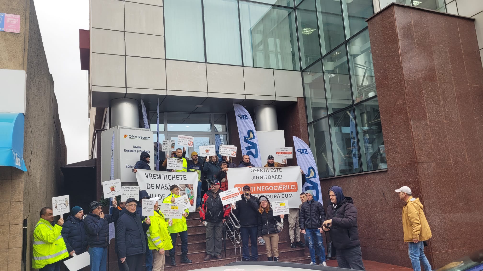 VIDEO/CONSTANȚA: Membrii de sindicat și salariații Petromar OMV Petrom protestează în stradă