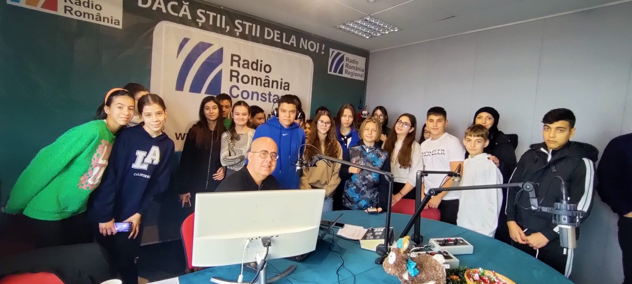 Școala Altfel la Radio Constanța: Elevii Liceului Teoretic „Lucian Blaga” au venit la colindat