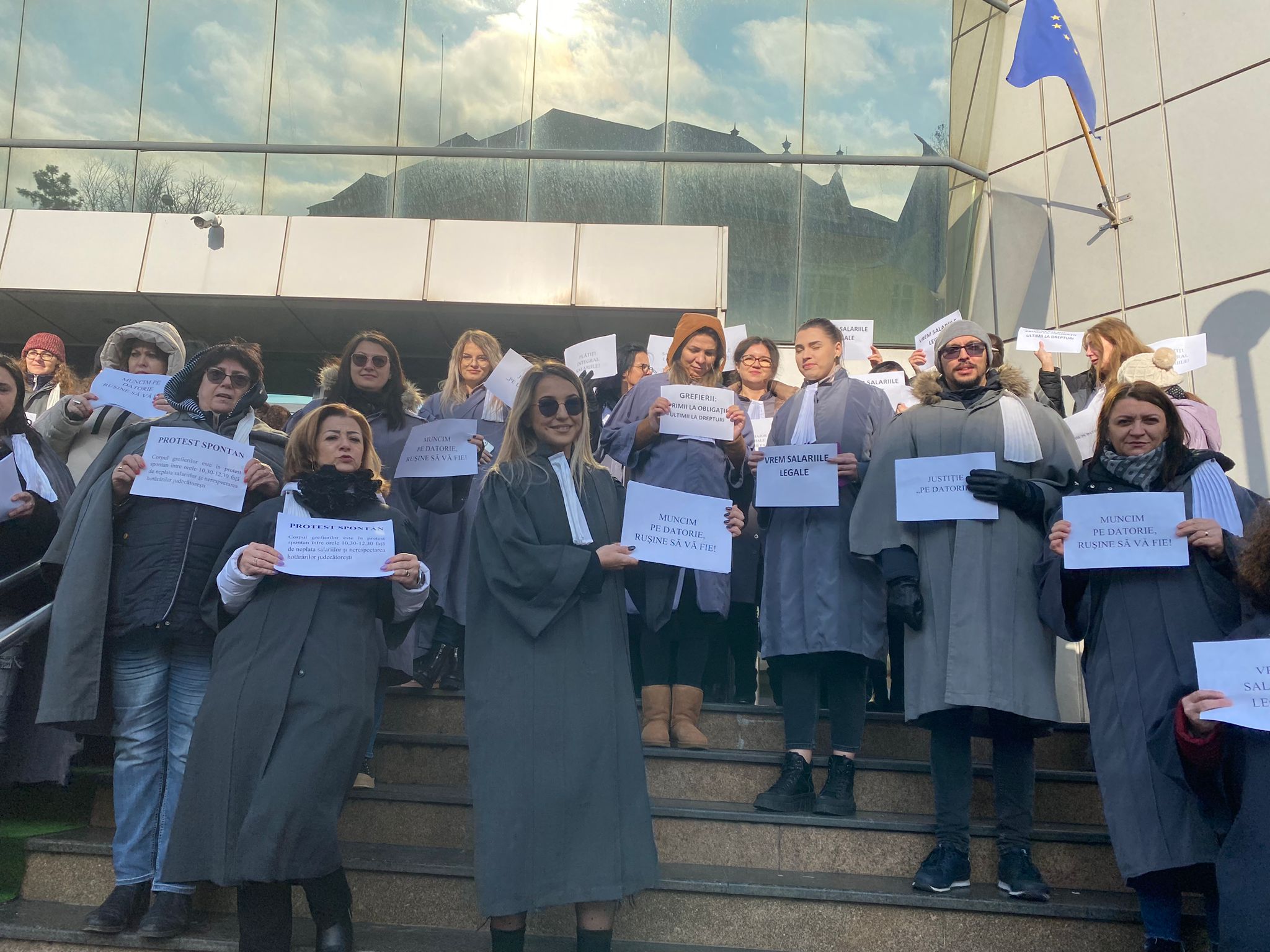 Grefierii se pregătesc de proteste la adresa noii legi a salarizării