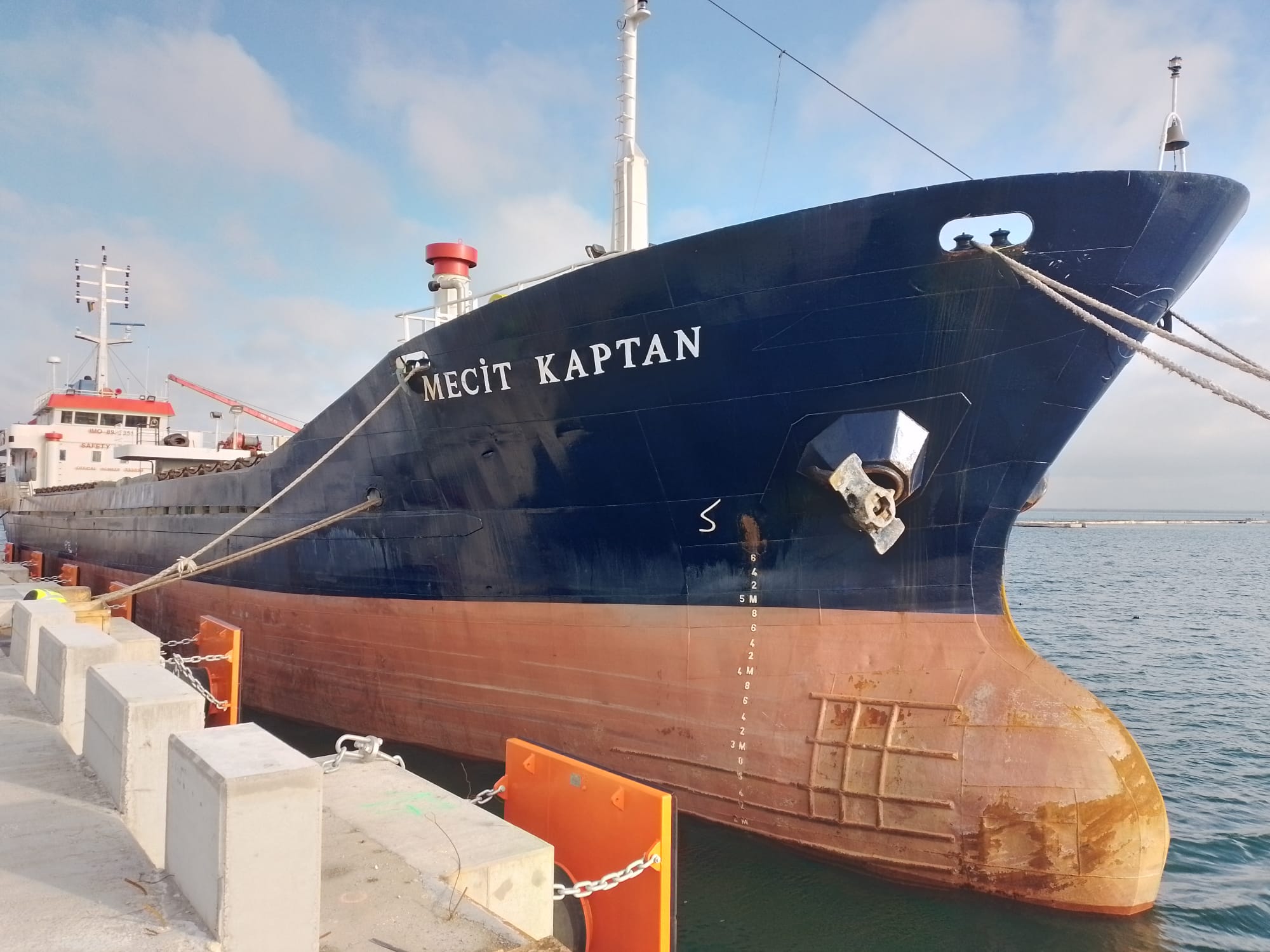 CONSTANȚA: Nava care a eșuat după ce a lovit un dig se pregătește să plece din port