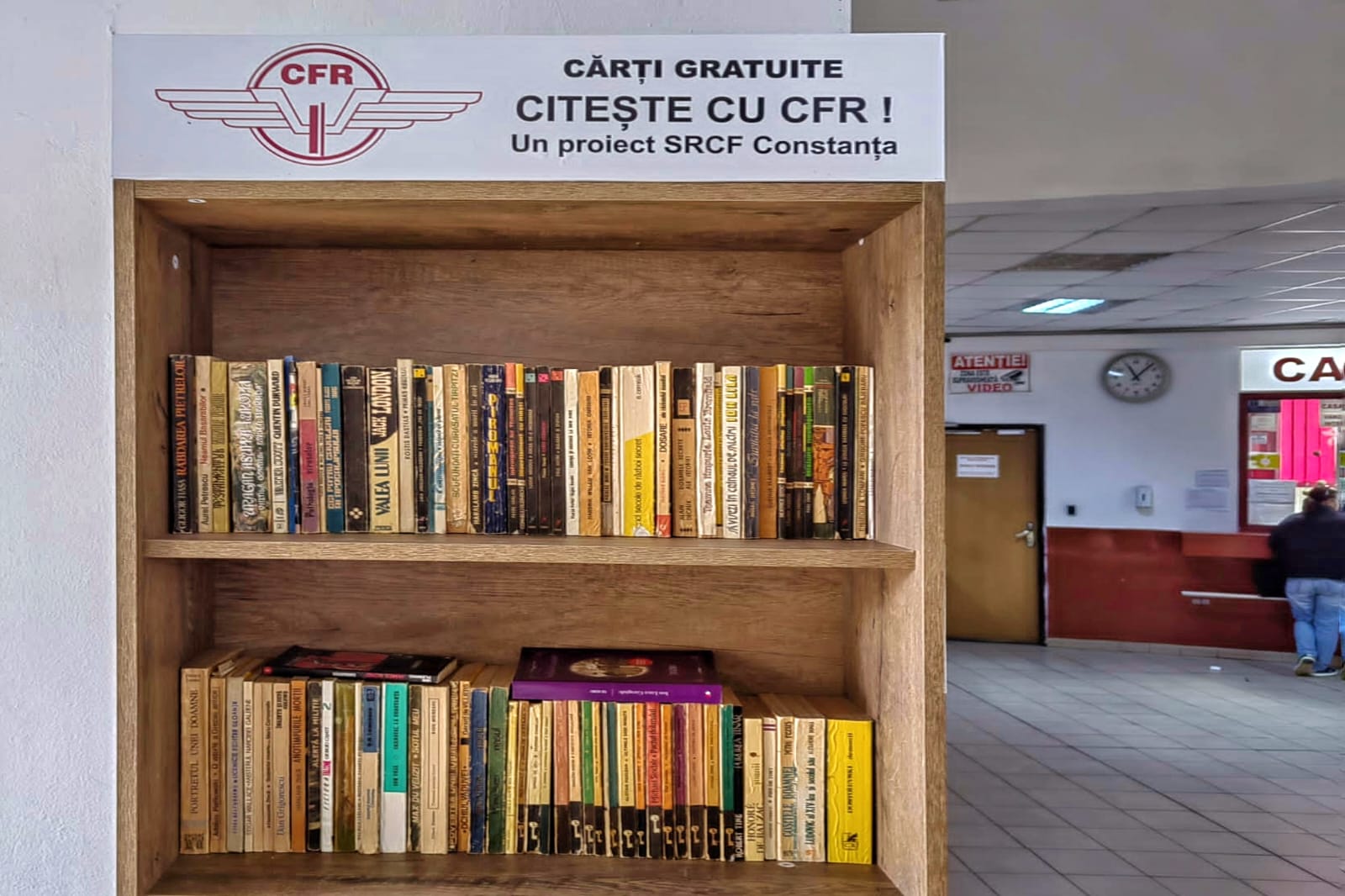 „Biblioteca din Gară”, un proiect inițiat de SRCF Constanța pentru cei care așteaptă în stație sau călătoresc cu trenul