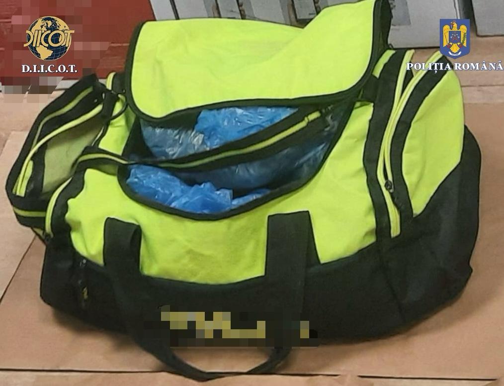 CONSTANȚA: Geantă cu droguri abandonată pe stradă. Doi suspecți, reținuți