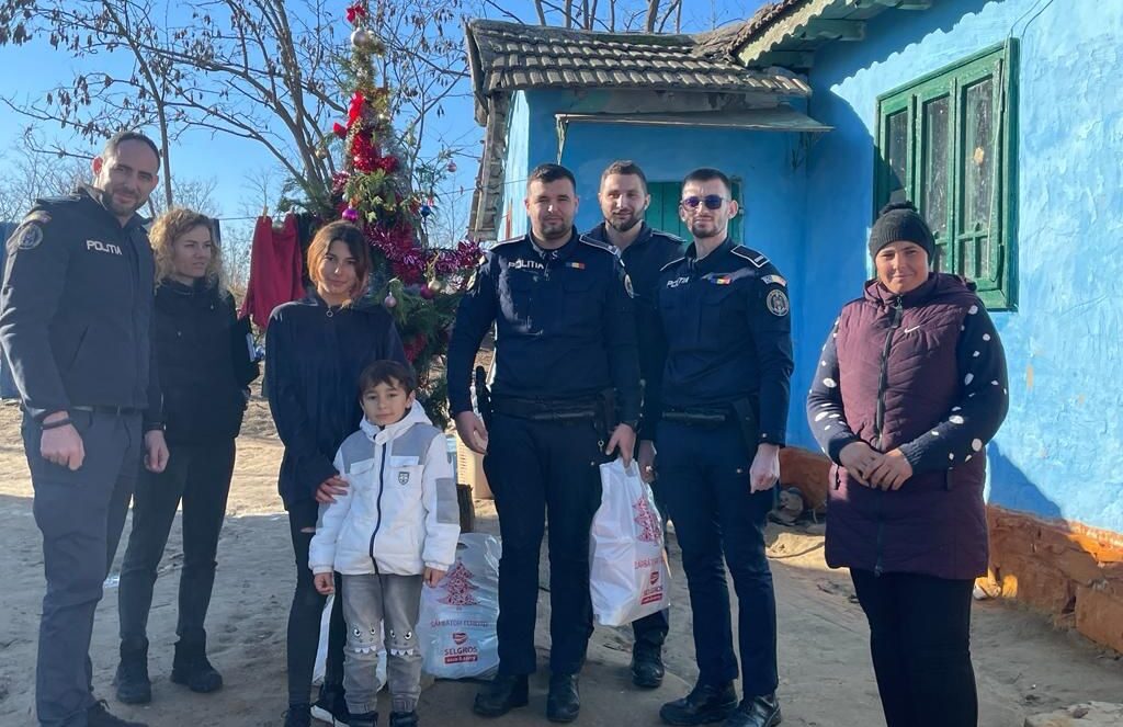 Județul CONSTANȚA: Polițiștii Secției 7 Rurale au fost ajutoarele lui Moș Crăciun. 50 de copii din Crucea au primit cadouri