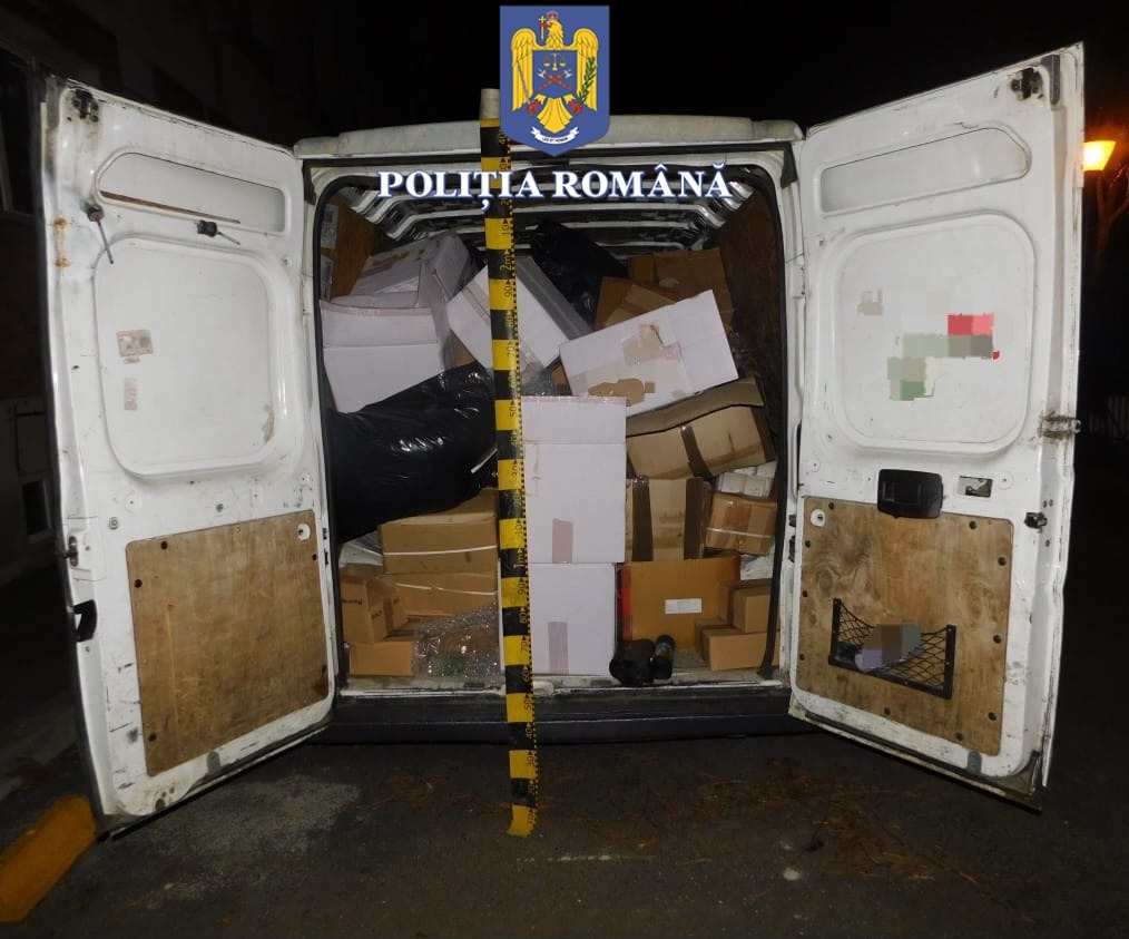 CONSTANȚA: Polițiștii au descoperit o TONĂ de droguri într-o autoutilitară