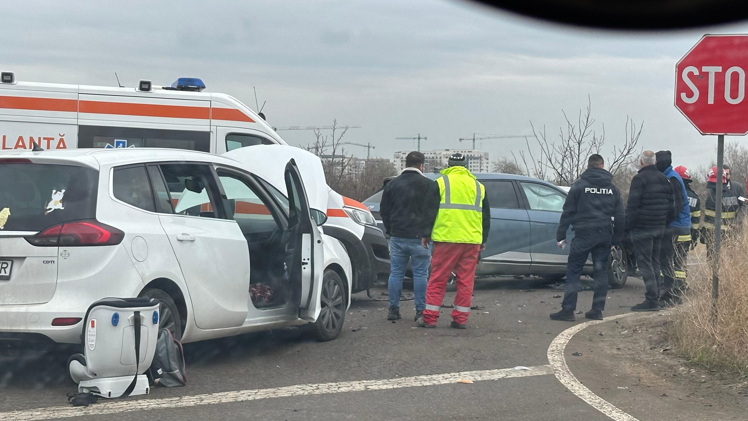 CONSTANȚA: Accident rutier cu 3 autoturisme implicate și o persoană încarcerată