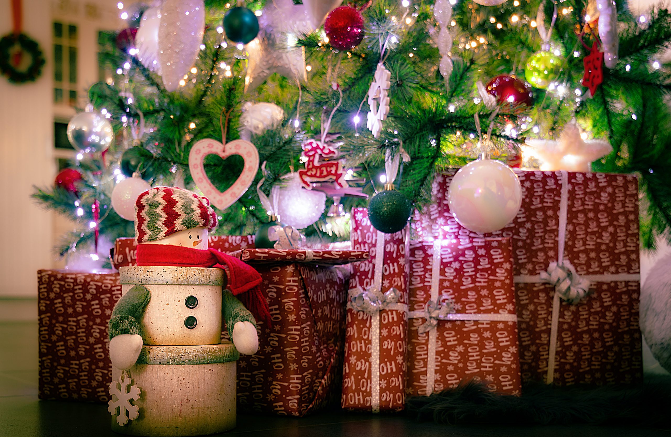Buget de austeritate de Sărbători, pentru mulți români. Cum ne drămuim banii pentru cadouri și mesele festive