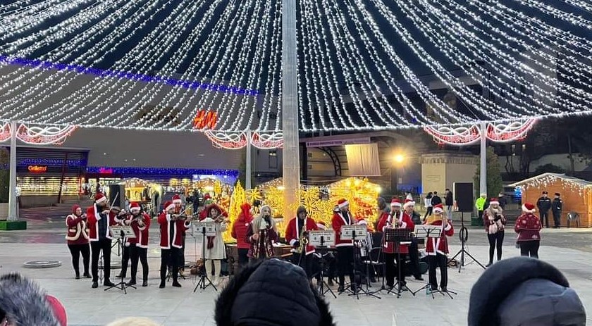 TULCEA: Distracție pe gheață în Parcul Ciuperca și recital de colinde la Târgul de Crăciun