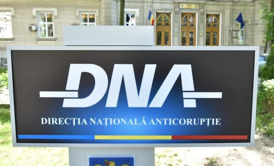 Șeful Biroului Vamal de Frontieră Constanța Sud, Lică Octavian Parfene, și adjunctul său, Christian Gudu, vor fi prezentați Tribunalului București. DNA propune arestare preventivă pentru 30 de zile