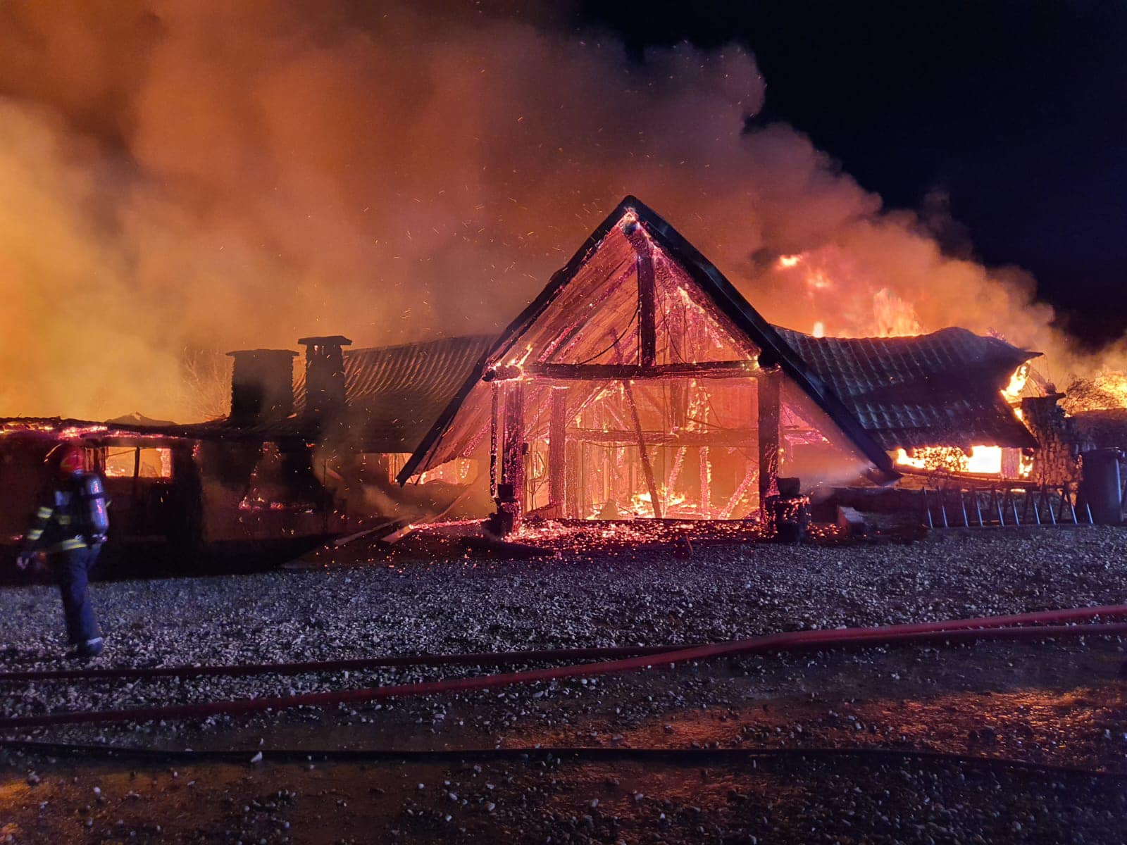 UPDATE: Crește numărul victimelor în urma incendiului devastator de la pensiunea din Tohani