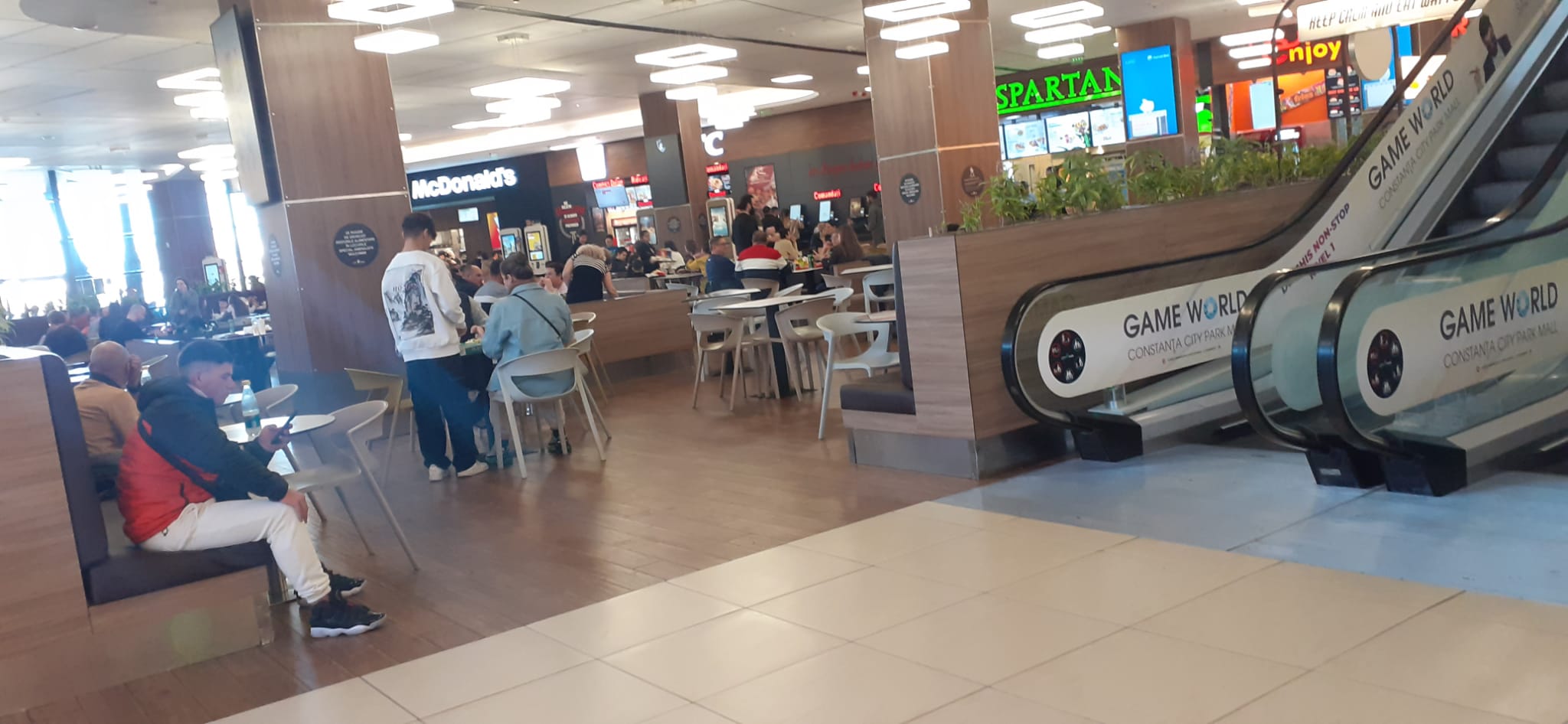 AUDIO | Plimbările pe Faleza Cazinoului și o nouă sesiune de cumpărături, activitățile favorite ale constănțenilor