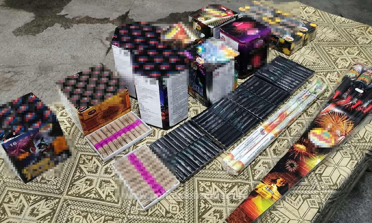 NEGRU VODĂ: Români prinși cu articole pirotehnice cumpărate din Bulgaria