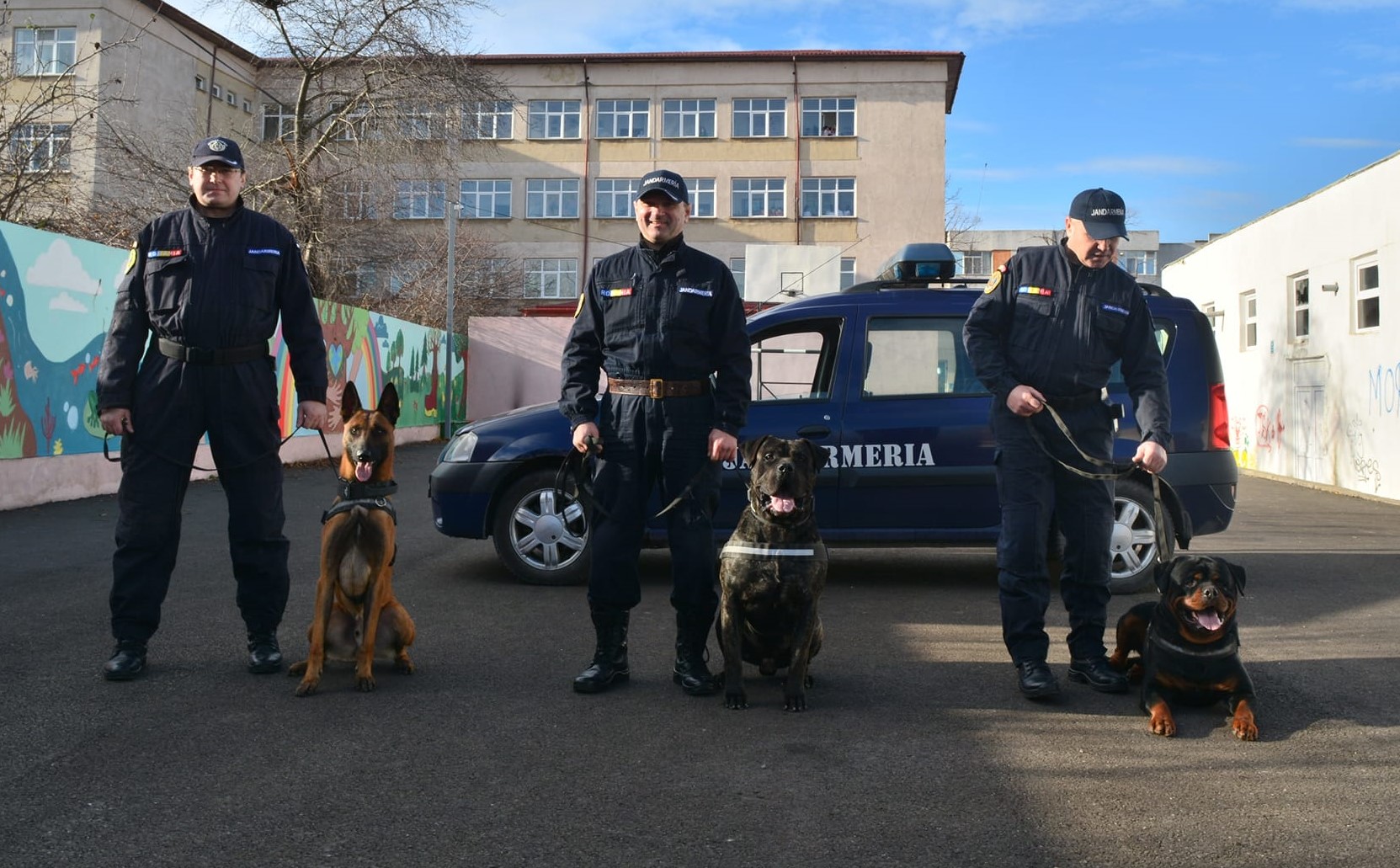 TULCEA: „Școala altfel” alături de jandarmi și câinii lor, pentru elevii de la „Constantin Gavenea”