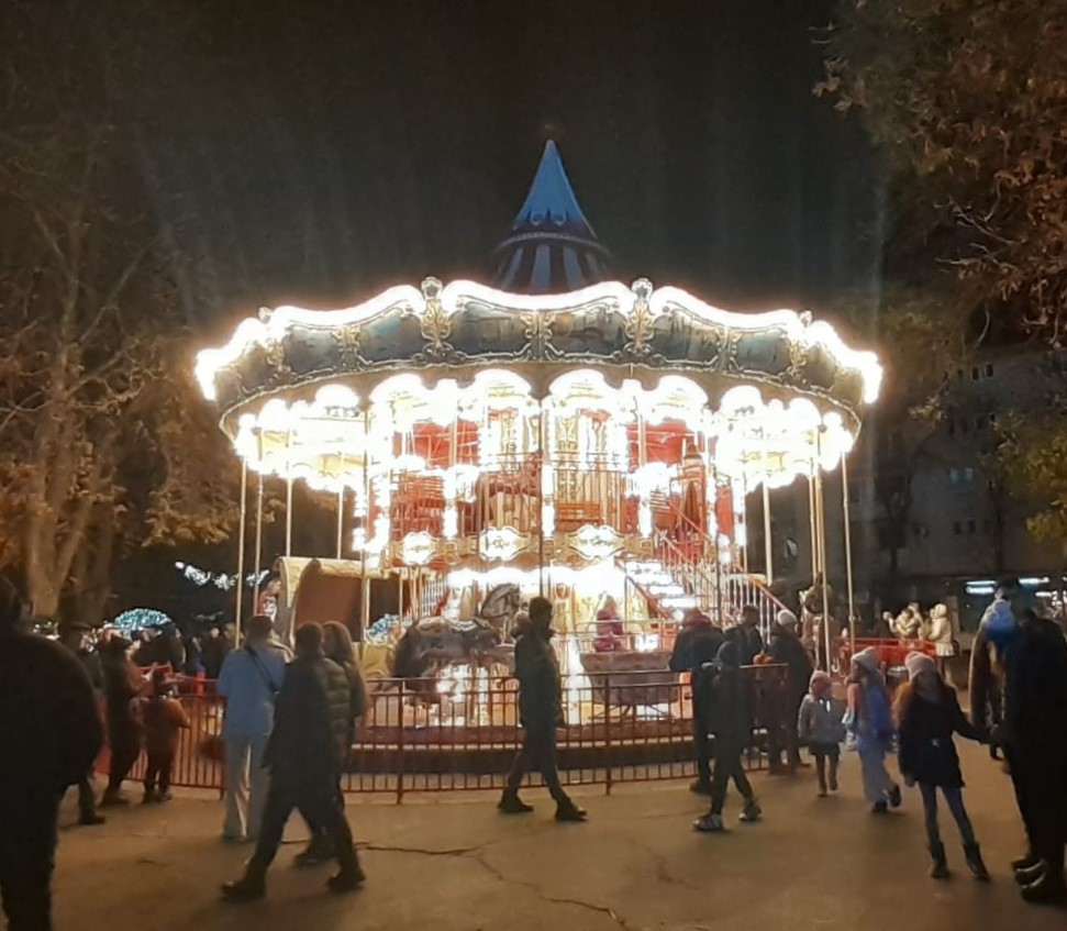 CONSTANȚA: Spectacole susținute de copii și concert al Fanfarei ”Muzica Apelor”, astăzi, la Târgul de Crăciun