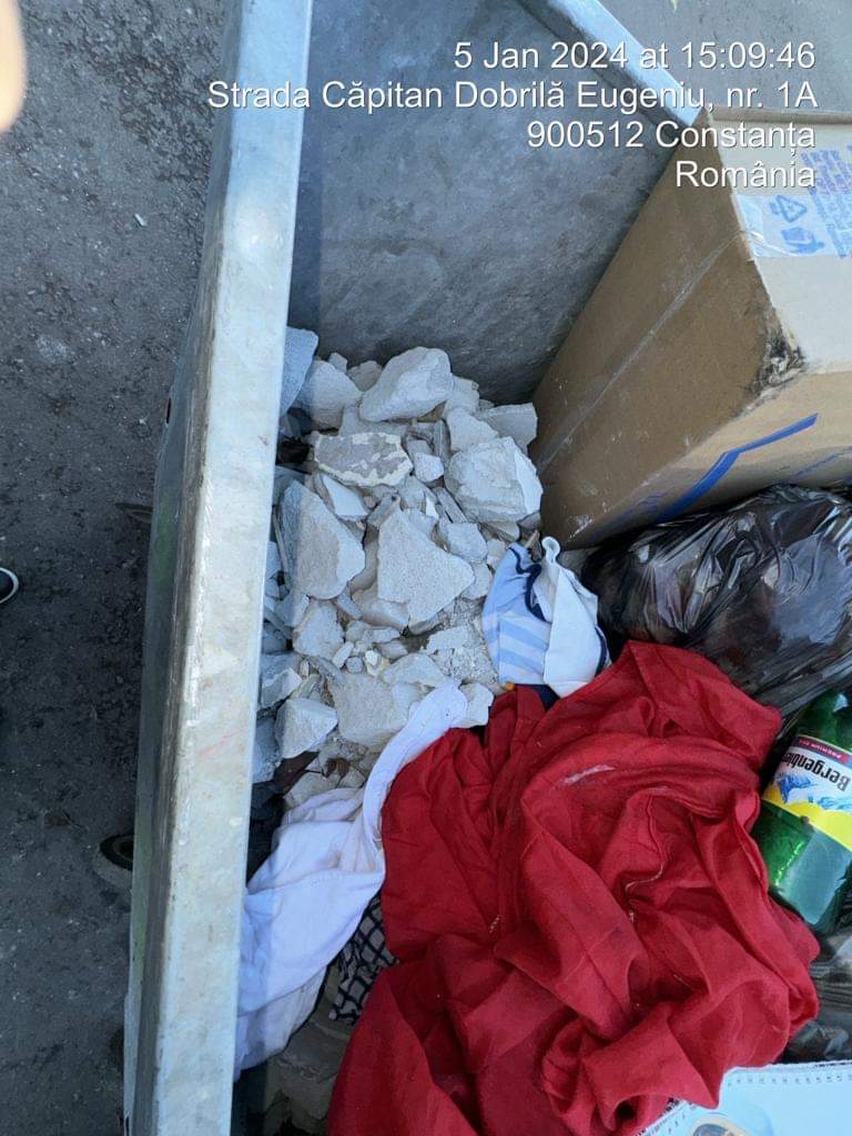 Un constănţean a fost amendat cu 5 mii de lei pentru că a aruncat resturile provenite de la renovarea unui apartament, în eurocontainerele destinate colectării deşeurilor menajere