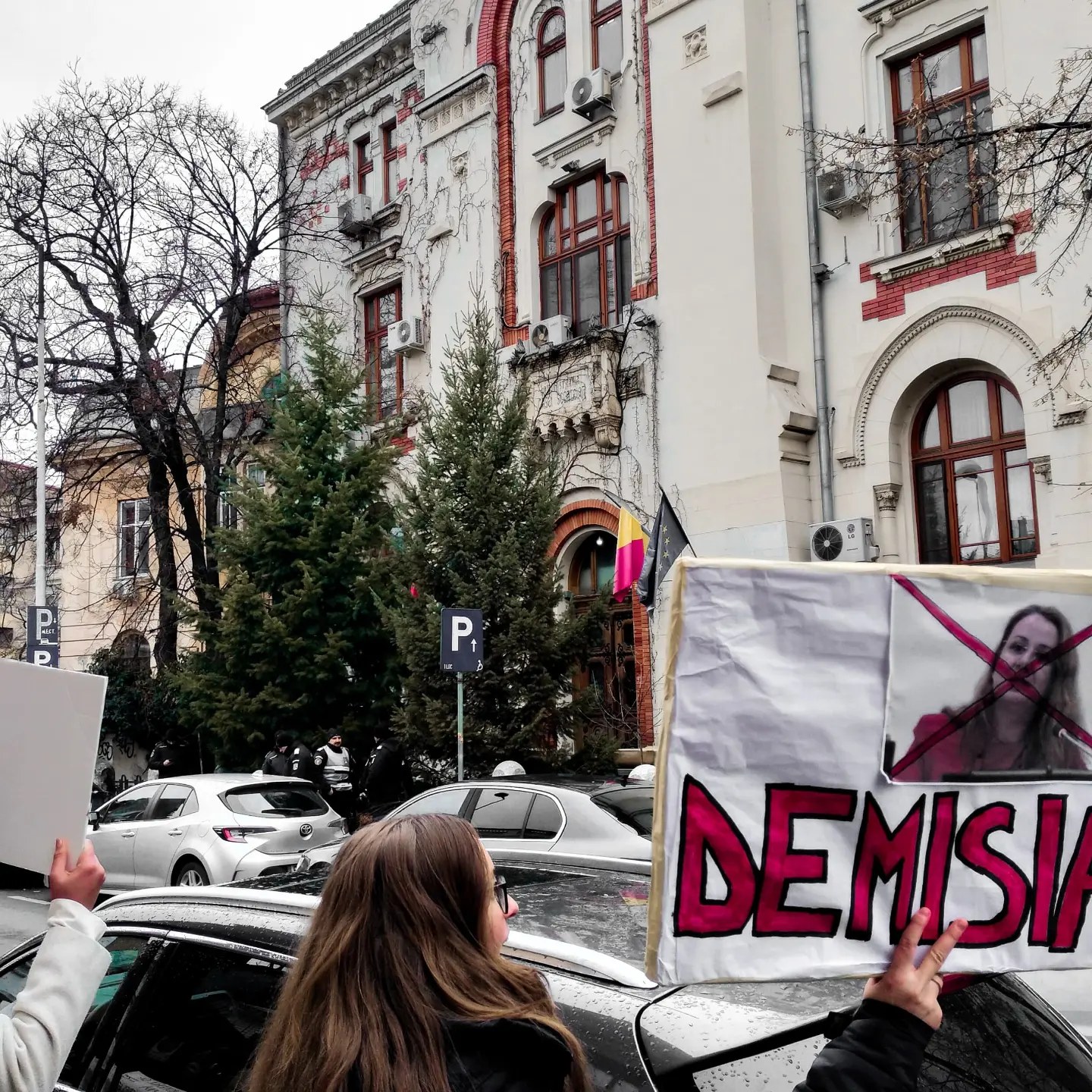 Elevii protestează în fața Ministerului Educației
