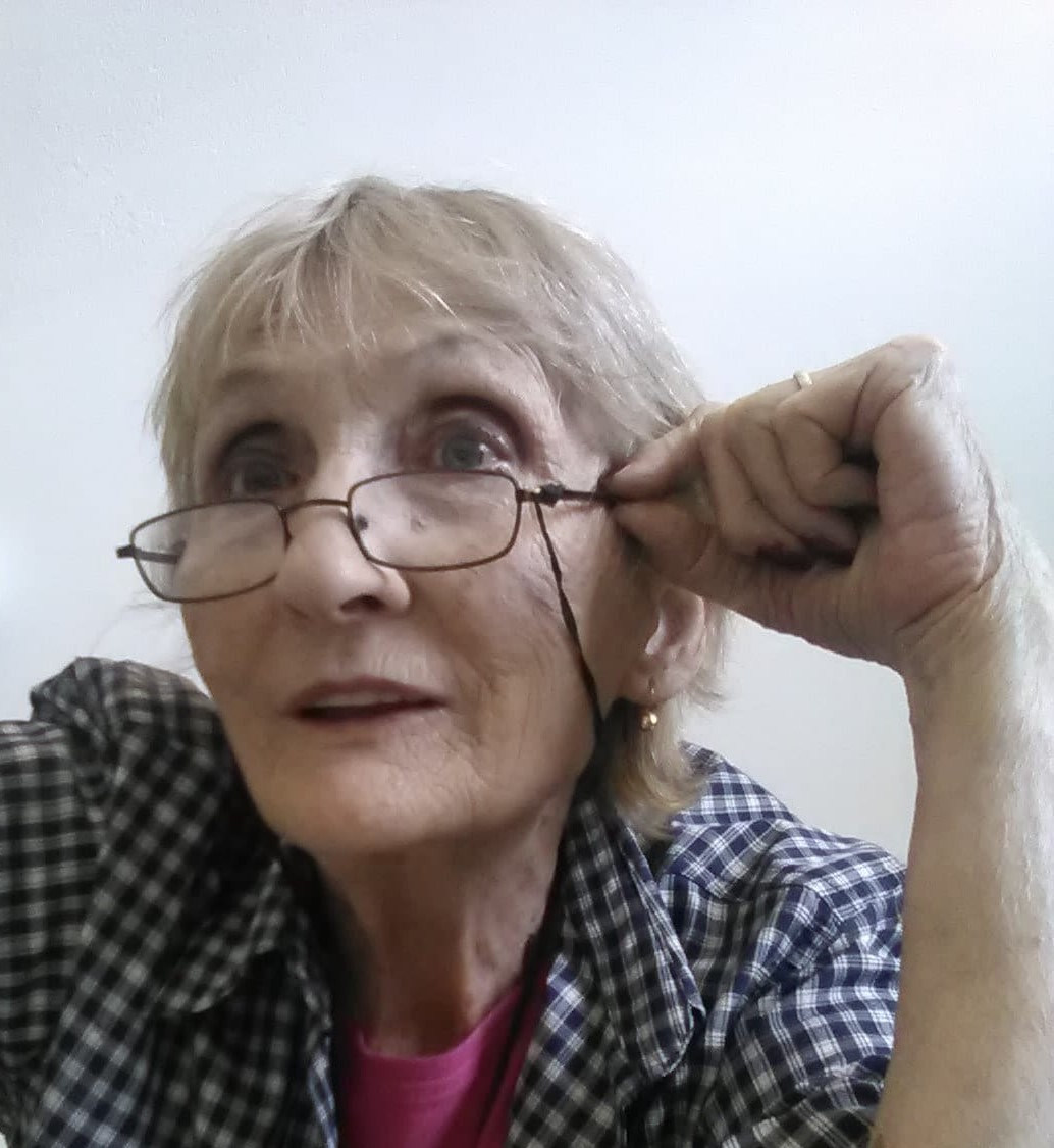 INTERVIU | Scenograful Eugenia Tărășescu-Jianu: o carieră de 55 de ani, în care a revoluționat decorurile și a adus actorii și păpușile lor mai aproape de inimile copiilor