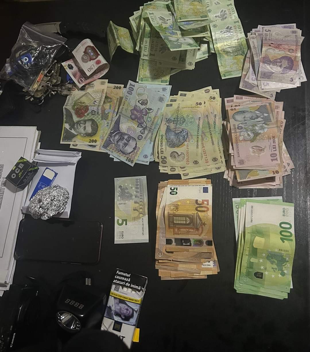 Peste 3.000 de lei, 2.000 de euro şi mai multe bile de staniol cu substanţă vegetală, descoperite de jandarmii constănţeni în urma unui control în trafic