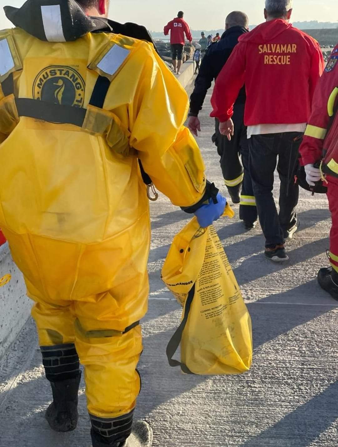CONSTANŢA: Un bărbat care s-a aruncat în mare, a fost scos din apă de un salvamar ce se afla în trecere pe plajă