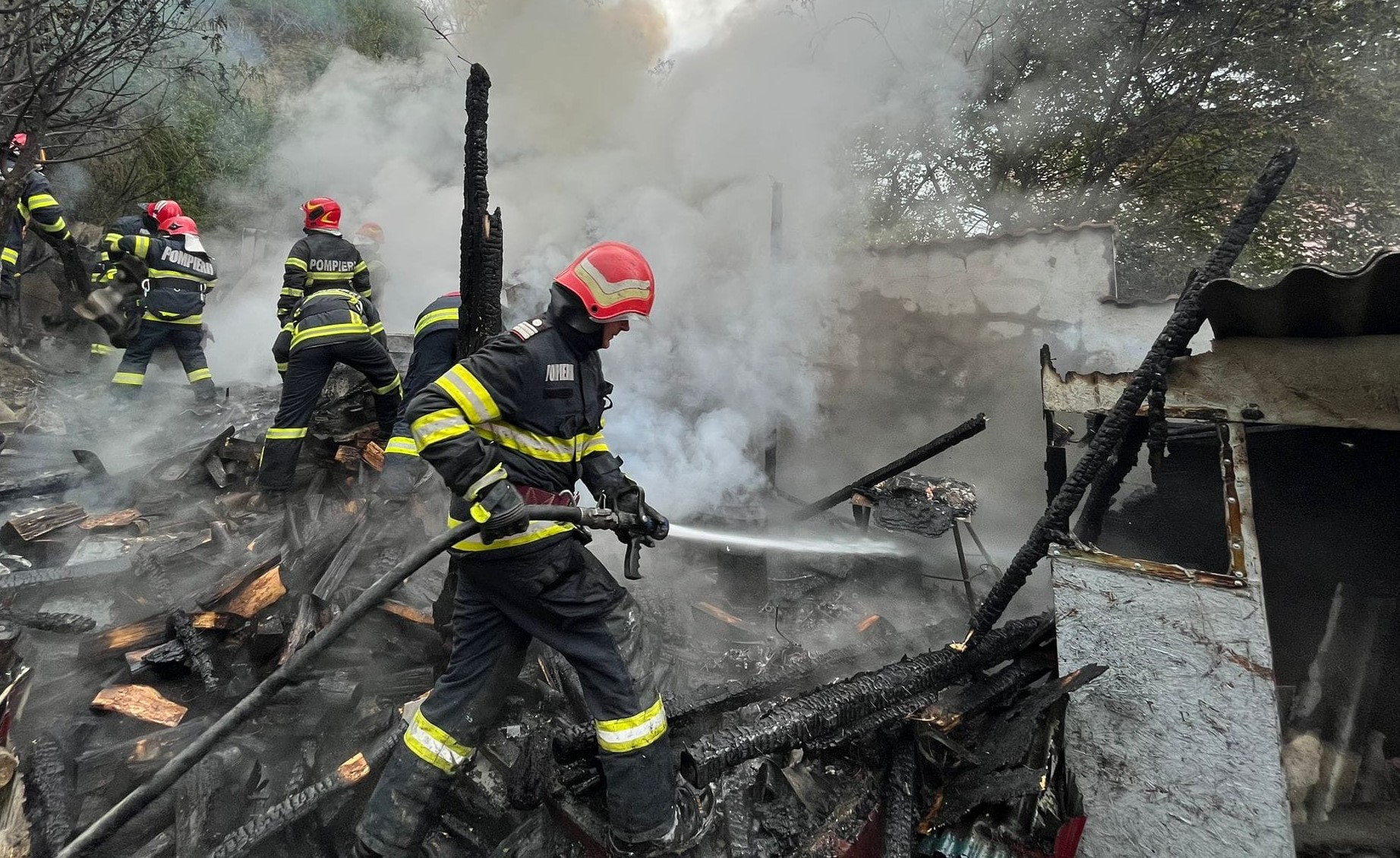 Atenție la sursele de încălzire a locuinței! Pompierii au stins, ieri, peste 100 de incendii, în țară