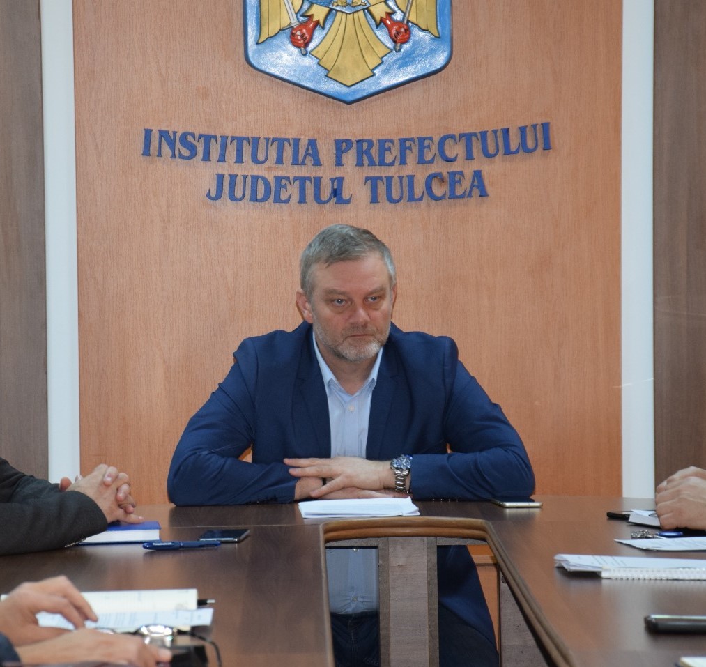 TULCEA: Transferul digurilor în patrimoniul statului și administrarea Apelor Române, discutat în ședința convocată, la Prefectură, cu primarii localităților din județ