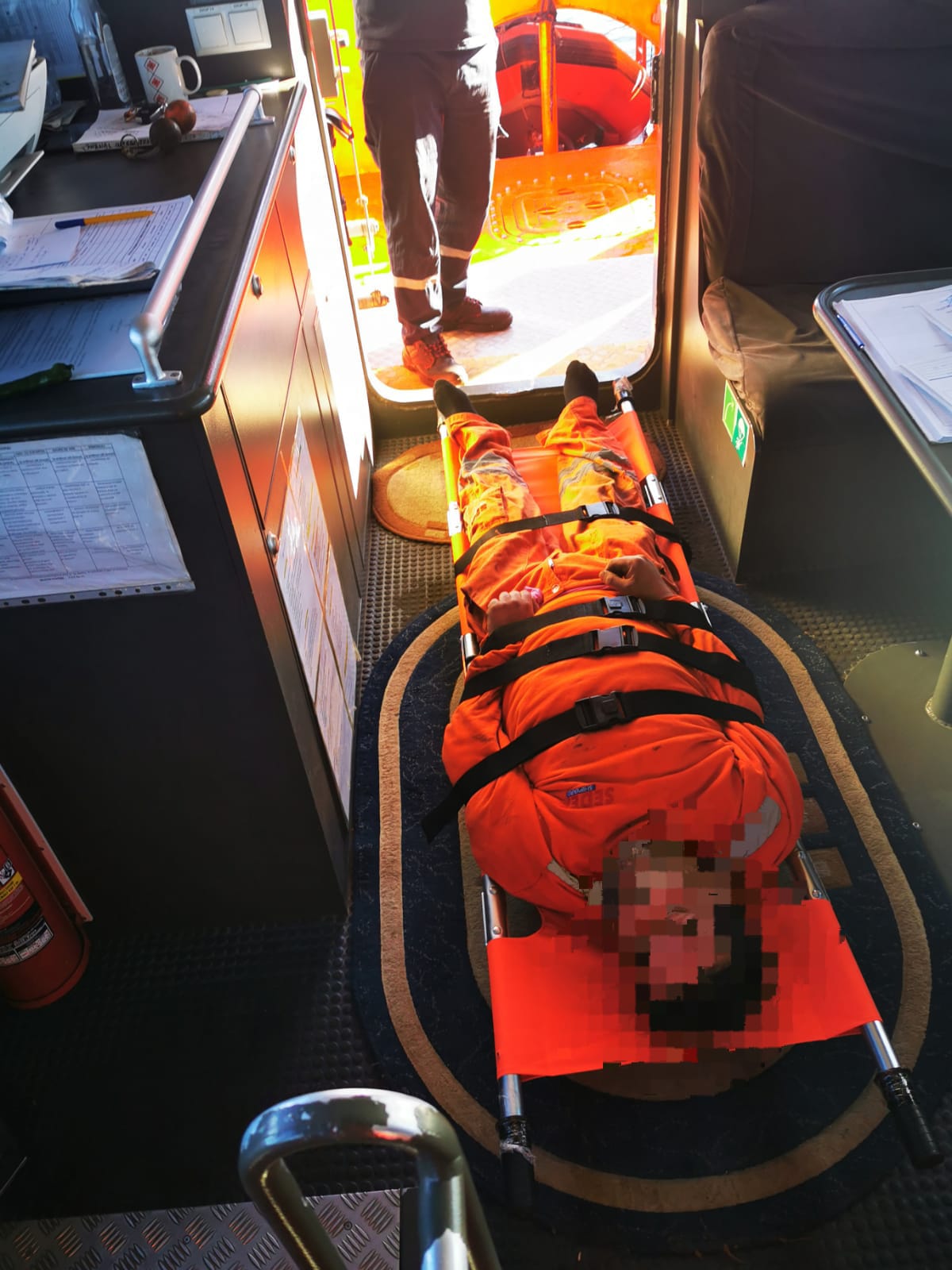 Intervenţie ARSVOM pe mare. O persoană, aflată în stare de inconştienţă, avea nevoie de îngrijiri medicale de urgenţă